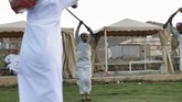 FOTO: Tradisi Taashir dari Arab Saudi, Menari di atas Mesiu Taashir merupakan salah satu tarian tradisional dari Arab Saudi yang menggunakan senapan dan mesiu sebagai komponen penampilannya.