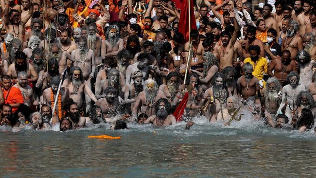 Satu juta umat Hindu India diprediksi akan memadati Sungai Gangga untuk ritual berenang bersama di tengah lonjakan Covid-19 dan penyebaran varian Omicron.