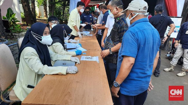 Menkes Budi Gunadi mengungkapkan jumlah vaksinasi harian dikurangi menjadi 250-300 ribu, dari yang semula 500 ribu dosis vaksin dalam sehari.