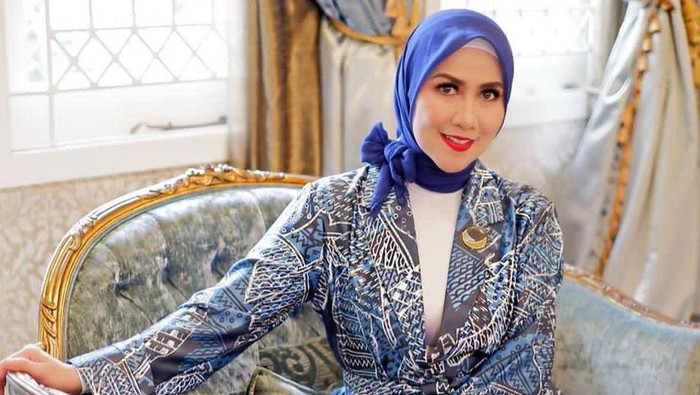 Kisah hijrah Venna Melinda yang mantap berhijab.