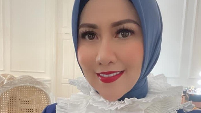 Kisah hijrah Venna Melinda yang mantap berhijab.
