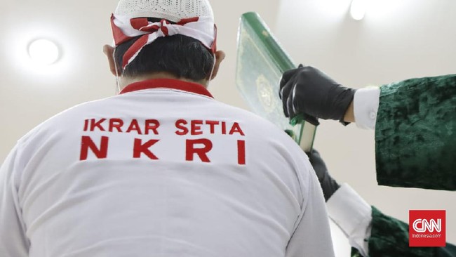 Sembilan narapidana kasus terorisme di Lapas I Surabaya mengucapkan ikrar setia kepada Negara Kesatuan Republik Indonesia (NKRI), Kamis (18/1).
