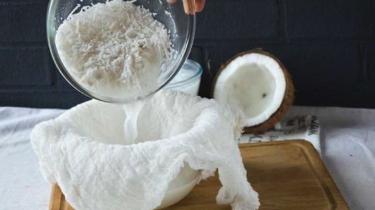Buat Bunda yang berencana menyimpan santan untuk masak, yuk perhatikan cara yang tepat agar tidak basi.