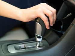 Beli Mobil Baru, Mending Pilih Transmisi Manual atau Otomatis?