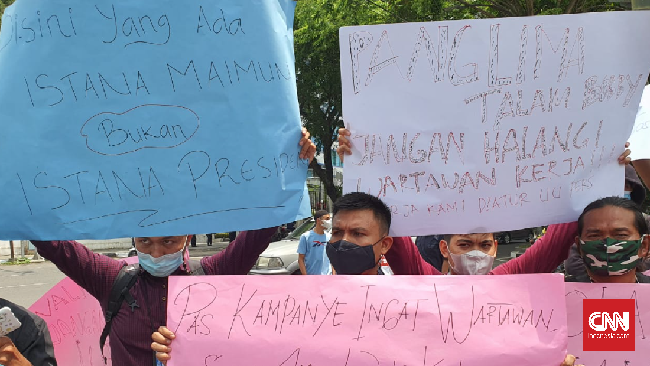 Paspampres menyatakan anggotanya melarang wartawan mewawancarai Boby karena wartawan tersebut tak menggunakan tanda mengenal.