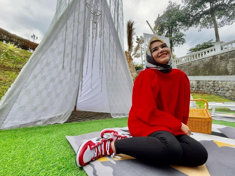 Amanda Manopo Berhijab Berikut ini adalah potret Amanda Manopo mengenakan hijab!