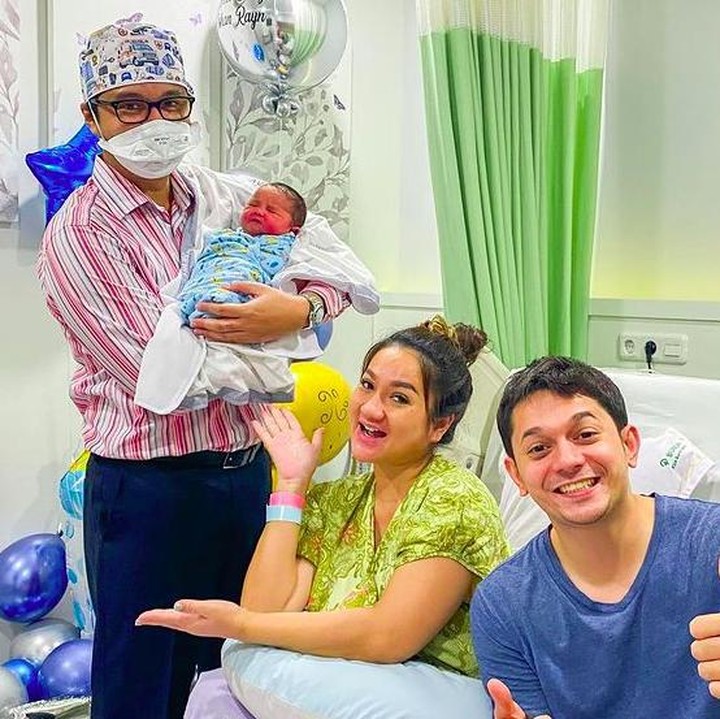 <p>Bulan Ramadhan tahun ini begitu spesial bagi pesinetron Andrew Andika dan istrinya, Tengku Dewi Putri. Keduanya dikaruniai anak pertama mereka setelah empat tahun penantian dan melalui program bayi tabung. Istri Andrew Andika melahirkan pada Rabu (14/4/2021). Anak pertama Andrew Andika berjenis kelamin laki-laki dan diberi nama Eshan Rayn Fischer.</p>