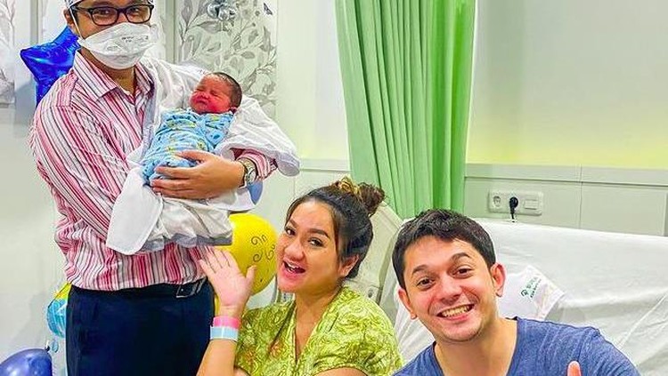 Andrew Andika dan Istri Dikaruniai Anak Pertama