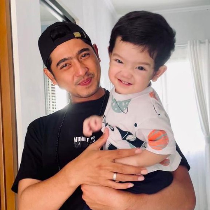 <p>Momen Arya Saloka momong anak ini lebih sering diunggah di media sosial Putri Anne. (Foto: Instagram @putriannesaloka)</p>