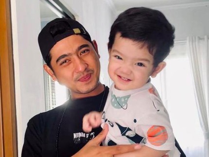 7 Potret Arya Saloka Momong Anak, Disanjung Suami Idaman