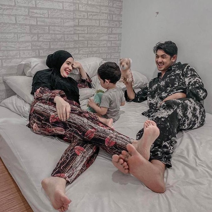 <p>Tampaknya, sesibuk apapun Arya Saloka syuting sinetron dan iklan, ia selalu sempatkan diri untuk memiliki waktu berkualitas bersama Putri Anne dan Si Kecil Ibrahim. (Foto: Instagram @arya.saloka)</p>