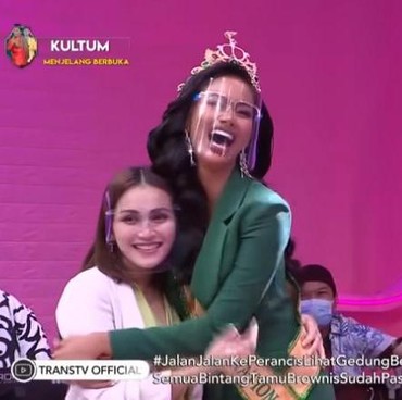 Berdiri di Samping Ayu Ting Ting, Tinggi Aurra Kharishma Jadi Sorotan