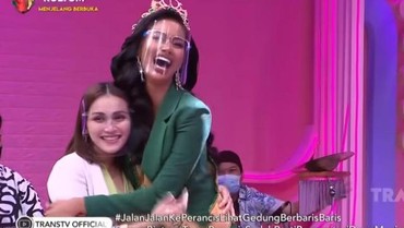 img-title Berdiri di Samping Ayu Ting Ting, Tinggi Aurra Kharishma Jadi Sorotan