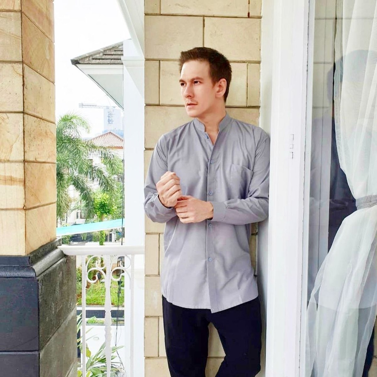 Bukan muslim Bertrand Antolin membagikan 550 Al-Quran&period; Yuk intip sosok Bertrand Antolin&excl;