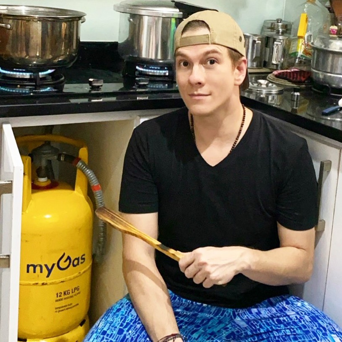 Bukan muslim Bertrand Antolin membagikan 550 Al-Quran&period; Yuk intip sosok Bertrand Antolin&excl;