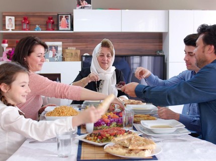 Doa dan Adab Berbuka Puasa Menurut Nabi yang Bisa Diajarkan ke Anak