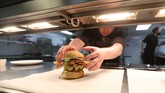 FOTO: Kenikmatan Burger ala Koki Michelin Seharga Rp200 Ribu Hotel mewah di Amsterdam Waldorf Astoria dengan dua koki Michelin star dan kamar seharga US$700 atau Rp10 juta per malam, kini punya menu yang lebih terjangkau.