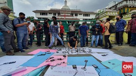 Ratusan Wartawan Demo Bobby soal Liputan Dihalangi Paspampres