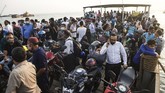FOTO: Kembara Warga Bangladesh Hindari Lockdown Negara Puluhan ribu warga berbondong-bondong keluar dari Dhaka sebelum pemerintah Bangladesh menerapkan aturan lockdown nasional pada pekan ini.