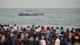 FOTO: Kembara Warga Bangladesh Hindari Lockdown Negara