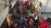 FOTO: Kembara Warga Bangladesh Hindari Lockdown Negara Puluhan ribu warga berbondong-bondong keluar dari Dhaka sebelum pemerintah Bangladesh menerapkan aturan lockdown nasional pada pekan ini.