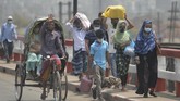 FOTO: Kembara Warga Bangladesh Hindari Lockdown Negara Puluhan ribu warga berbondong-bondong keluar dari Dhaka sebelum pemerintah Bangladesh menerapkan aturan lockdown nasional pada pekan ini.