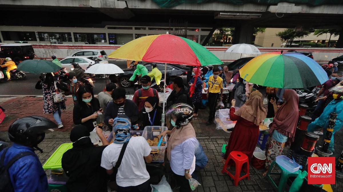 FOTO : Berbuka Puasa di Jalanan Kala Pandemi