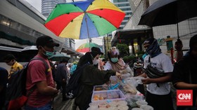 FOTO : Berbuka Puasa di Jalanan Kala Pandemi