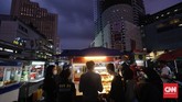 FOTO : Berbuka Puasa di Jalanan Kala Pandemi Aktivitas jual beli takjil jelang berbuka masih dapat ditemui di sejumlah sudut ibu kota, meski Indonesia masih dicekam pandemi covid.