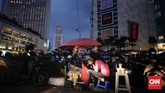 FOTO : Berbuka Puasa di Jalanan Kala Pandemi Aktivitas jual beli takjil jelang berbuka masih dapat ditemui di sejumlah sudut ibu kota, meski Indonesia masih dicekam pandemi covid.