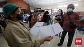 FOTO: Mengantar Lansia Disuntik Vaksin Covid Saat Berpuasa Menkes menyatakan progres penyuntikan vaksin virus corona pada warga lansia berjalan lamban ketimbang vaksinasi yang menyasar petugas pelayanan publik.