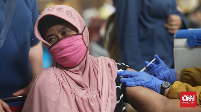 Ada peran hoaks terkait vaksin dan pengobatan Covid-19 yang tersebar di grup-grup Whatsapp terkait kematian orang tua Nizar Rama, warga Surabaya.