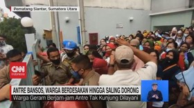 VIDEO: Antre Bansos, Warga Berdesakan Hingga Saling Dorong