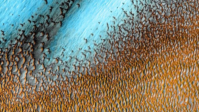 NASA ungkap alasan mengapa foto menunjukkan gurun di planet Mars berwarna biru.
