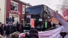 FOTO: Suporter Liverpool Rusak Bus Real Madrid