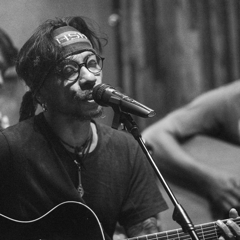 Kabar tak menyenangkan datang dari band Boomerang, vokalis band mereka Hubert Henry tak sadarkan diri di rumah sakit. Inilah potret sang vokalis!