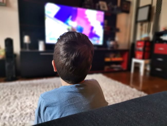Menonton Orang Hampir Mati dan Pindah Agama di Televisi Siaran soal terorisme atau selebritas pindah agama marak di televisi, bagaimana semestinya?