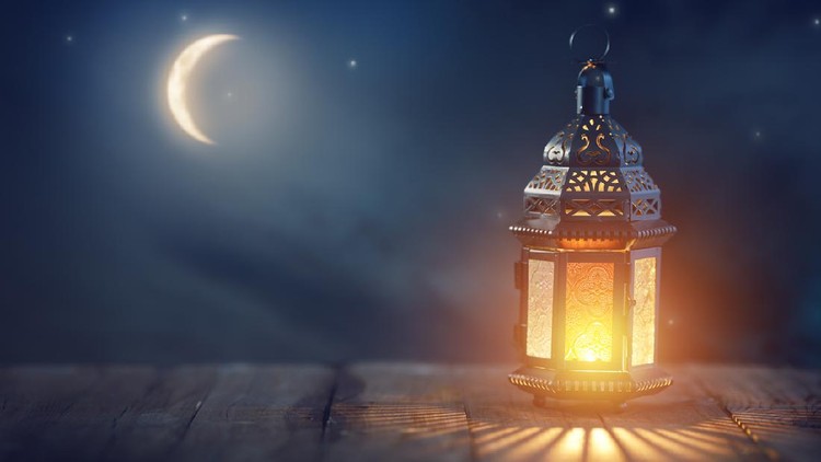 Ilustrasi Ramadhan atau Ramadan Ornamental Arabic lantern with burning candle glowing at night. Festive greeting card, invitation for Muslim holy month Ramadan Kareem.
