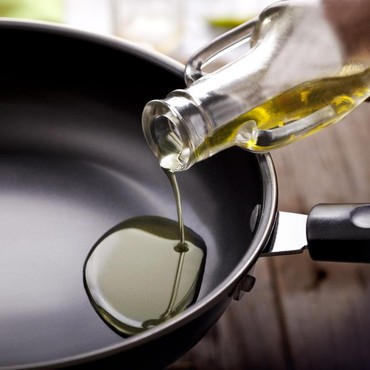 Viral Perempuan China Pamer Wajan Berbahan Emas Senilai Rp1,6 Miliar