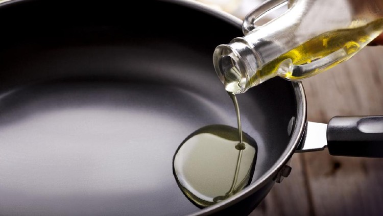 pouring eating oil in frying pan
