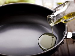 Viral Perempuan China Pamer Wajan Berbahan Emas Senilai Rp1,6 Miliar