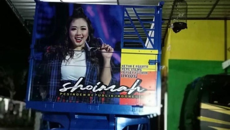 Wajah Soimah terpampang di truk. Yuk tengok kecantikannya!
