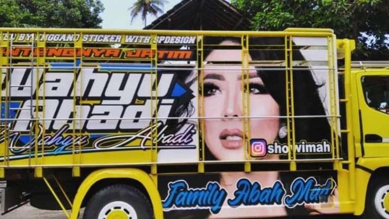 Kecantikan Soimah Cewek Idola Para Sopir Wajah Soimah terpampang di truk. Yuk tengok kecantikannya!
