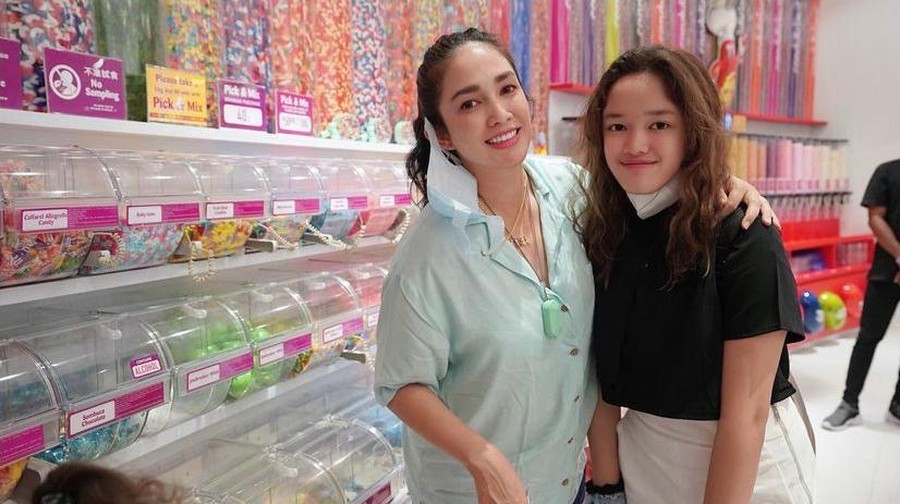 Kompaknya Ussy Sulistiawaty dan Keluarga Saat Makan Bersama