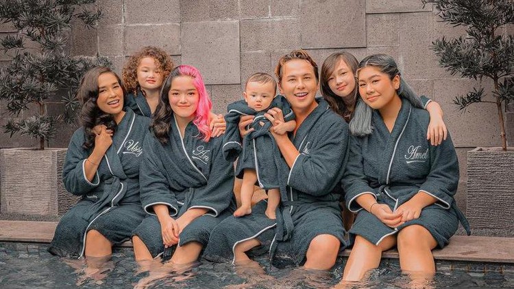 Kompaknya Ussy Sulistiawaty dan Keluarga Saat Makan Bersama
