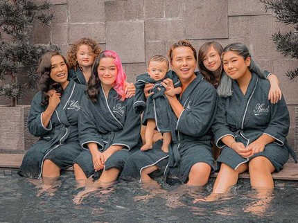 Tantangan Ussy Sulistiawaty Hadapi Masalah Gigi Kelima Anaknya