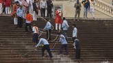 FOTO: Kumbh Mela, Ritus Mandi Penyumbang Seribu Kasus Corona Lebih dari seribu orang di India dinyatakan positif Covid-19 setelah perayaan ritual mandi di sungai alias Kumbh Mela beberapa hari belakangan.