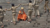 FOTO: Kumbh Mela, Ritus Mandi Penyumbang Seribu Kasus Corona Lebih dari seribu orang di India dinyatakan positif Covid-19 setelah perayaan ritual mandi di sungai alias Kumbh Mela beberapa hari belakangan.