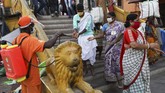 FOTO: Kumbh Mela, Ritus Mandi Penyumbang Seribu Kasus Corona Lebih dari seribu orang di India dinyatakan positif Covid-19 setelah perayaan ritual mandi di sungai alias Kumbh Mela beberapa hari belakangan.