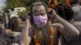 FOTO: Kumbh Mela, Ritus Mandi Penyumbang Seribu Kasus Corona Lebih dari seribu orang di India dinyatakan positif Covid-19 setelah perayaan ritual mandi di sungai alias Kumbh Mela beberapa hari belakangan.